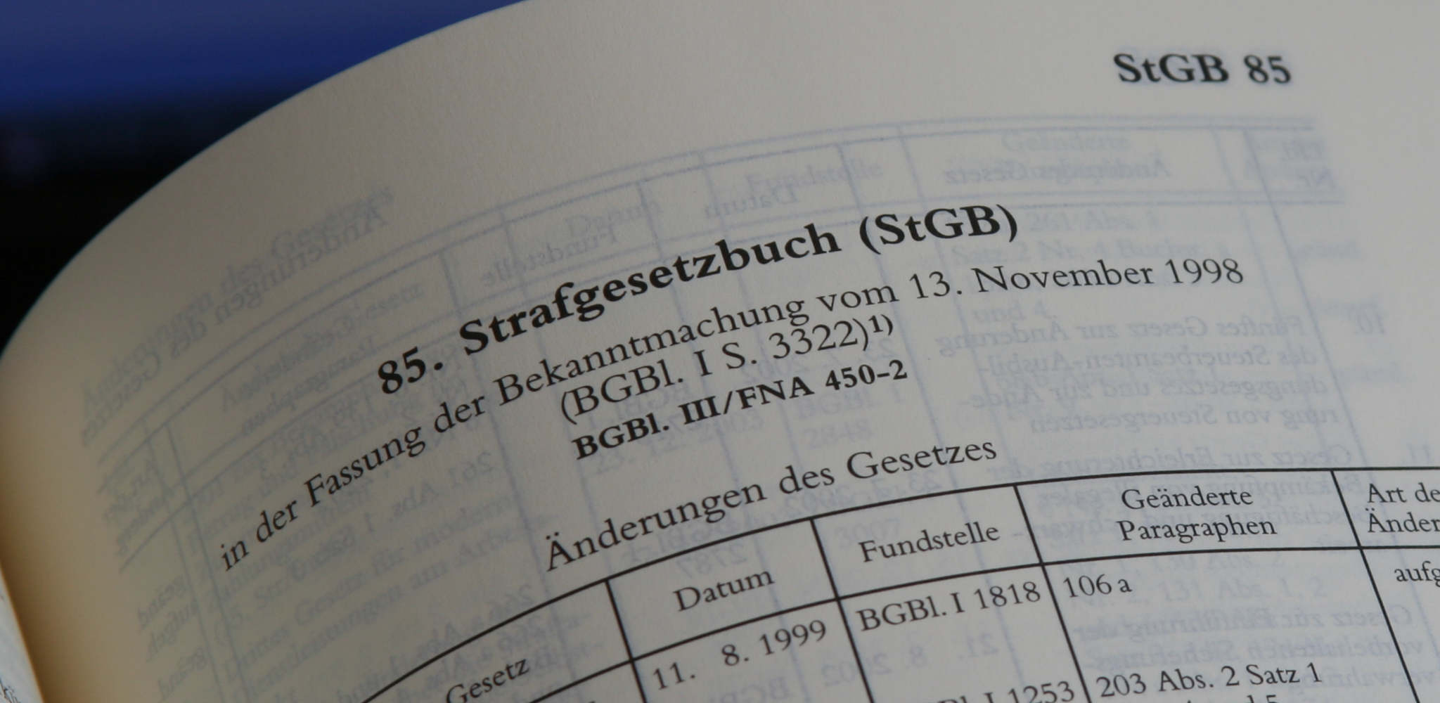 Aufgeschlagenes Strafgesetzbuch